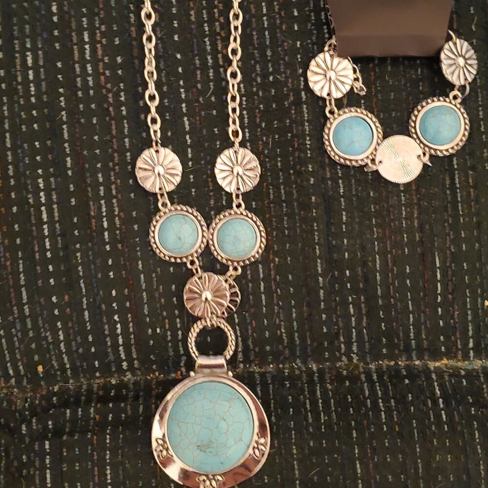 Paparazzi silver necklace and matching bracelet